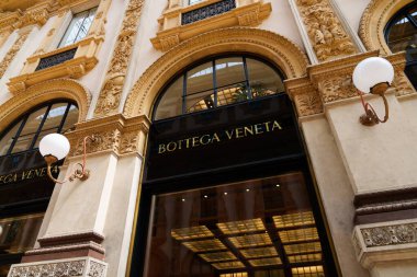 Milan, İtalya - 24.04.2024: Bottega Veneta vitrini Milan 'ın merkezindeki alışveriş galerisinde, Galleria Vittorio Emanuele, giyim mağazasının vitrini