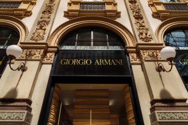Milan, İtalya - 24.04.2024: Giorgio Armani mağazası Milan 'ın merkezindeki alışveriş galerisinde, Galleria Vittorio Emanuele, kadın giyim mağazasının vitrini