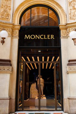 Milan, İtalya - 24.04.2024: Moncler sergisi Milano 'nun merkezindeki Galleria Vittorio Emanuele mağazasının vitrininde yer aldı