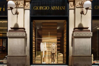 Milan, İtalya - 24.04.2024: Giorgio Armani mağazası Milan 'ın merkezindeki alışveriş galerisinde, Galleria Vittorio Emanuele, kadın giyim mağazasının vitrini