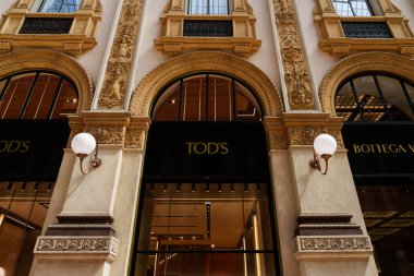 Milan, İtalya - 24.04.2024: Tods sergisi Milano 'nun merkezindeki alışveriş galerisinde, Galleria Vittorio Emanuele, giyim mağazasının vitrini