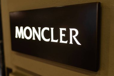 Floransa, İtalya - 31.08.2022: Moncler mağazasının vitrini, mağazanın vitrini