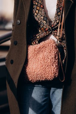 Florence, İtalya - 12 Ocak 2022: desenli moda detayları: pembe tüylü çanta ve desenli eşarp
