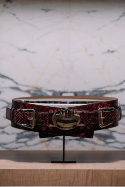 Milan, İtalya - 24.02.2024: MIchael Kors vitrini Milan 'da sergileniyor, deri kemer, mağazanın vitrini.