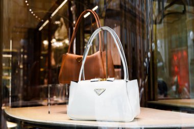 Milan, İtalya - 24.04.2024: Milan 'ın merkezindeki alışveriş galerisindeki mağazanın vitrininde bulunan Prada çantası.