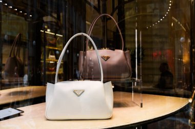 Milan, İtalya - 24.04.2024: Milan 'ın merkezindeki alışveriş galerisindeki mağazanın vitrininde bulunan Prada çantası.