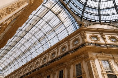 Milan, İtalya - 24.04.2024: Milano şehir merkezindeki alışveriş galerisi, Galleria Vittorio Emanuele