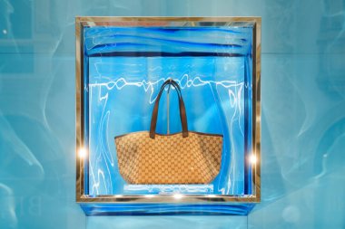 Milan, İtalya - 24.04.2024: Gucci çanta sergisi Milano 'nun merkezinde, Galleria Vittorio Emanuele, giyim mağazasının vitrininde.