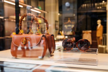 Milan, İtalya - 24.04.2024: Gucci Cleo çanta sergisi Milan 'ın merkezinde, Galleria Vittorio Emanuele, giyim mağazasının vitrininde