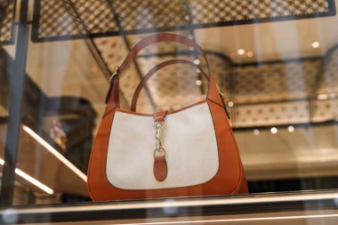 Milan, İtalya - 24.04.2024: Gucci Cleo çanta sergisi Milan 'ın merkezinde, Galleria Vittorio Emanuele, giyim mağazasının vitrininde