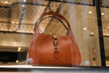 Milan, İtalya - 24.04.2024: Gucci Cleo çanta sergisi Milan 'ın merkezinde, Galleria Vittorio Emanuele, giyim mağazasının vitrininde