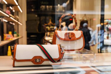 Milan, İtalya - 24.04.2024: Gucci Cleo çanta sergisi Milan 'ın merkezinde, Galleria Vittorio Emanuele, giyim mağazasının vitrininde