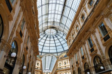 Milan, İtalya - 24.04.2024: Milano şehir merkezindeki alışveriş galerisi, Galleria Vittorio Emanuele