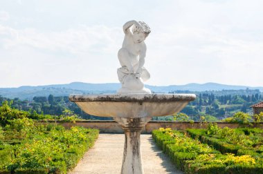 Floransa, İtalya - 30 Ağustos 2022: Floransa 'nın Boboli Gardens kentindeki beyaz melek heykeli