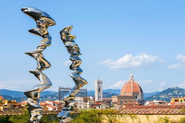 Floransa, İtalya - 30 Ağustos 2022: İkonik Floransa silueti olan parlak modern heykeller, Duomo ve Giottos Campanile 'in yer aldığı