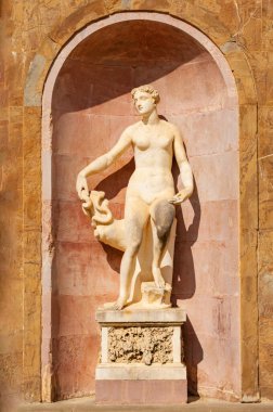 Floransa, İtalya - 30 Ağustos 2022: Boboli Garden, Floransa 'da yılan tutan çıplak kadın mermer heykeli, pembe ve kahverengi mermer zemin