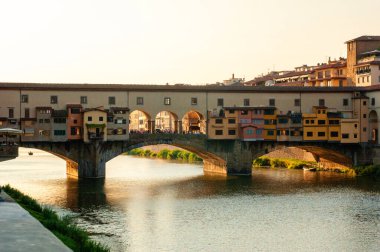 Floransa, İtalya - 30 Ağustos 2022: Arno Nehri üzerinde sıcak parlayan ponte vecchio