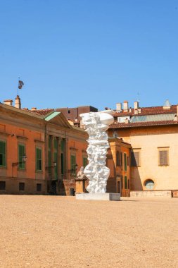 Floransa, İtalya - 30 Ağustos 2022: Boboli Gardens, Floransa 'nın girişinde tarihi binalar bulunan beyaz modern heykel