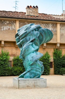 Floransa, İtalya - 30 Ağustos 2022: Floransa 'da Boboli Garden, Floransa' da, tarihi bina zeminine karşı organik şekilli yeşil soyut heykel