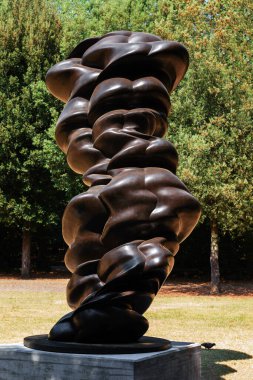 Floransa, İtalya - 30 Ağustos 2022: Floransa 'nın Boboli Bahçesi' nde, verimli yeşilliklerle çevrili, organik şekilli uzun bronz heykel