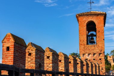 Gradara, İtalya - 25 Ağustos 2022: Açık mavi gökyüzü altındaki Gradara Kalesi 'nin çan kulesinin ve creneleşmiş duvarlarının manzarası