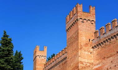 Gradara, İtalya - 25 Ağustos 2022: açık mavi gökyüzüne karşı Gradara Şatosu, İtalya 'daki kuleleri kapatın
