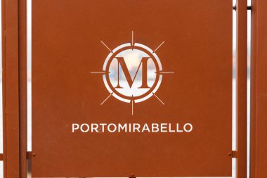 portomirabello işareti metal panelden kesilmiş pusula motifi