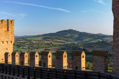 Gradara, İtalya - 25 Ağustos 2022: Açık mavi gökyüzü altında gradara kale duvarları ve çevre kırsal manzara