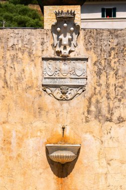 Karmaşık ortaçağ armalı klasik duvar çeşmesi