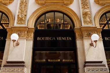 Milan, İtalya - 24.04.2024: Bottega Veneta vitrini Milan 'ın merkezindeki alışveriş galerisinde, Galleria Vittorio Emanuele, giyim mağazasının vitrini