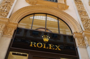 Milan, İtalya - 24.04.2024: Rolex showcase Milan, Galleria Vittorio Emanuele, mağazanın vitrininde yer aldı