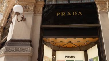 Milan, İtalya - 24.04.2024: Fendi vitrini Milan 'ın merkezindeki alışveriş galerisinde, Galleria Vittorio Emanuele, giyim mağazasının vitrini