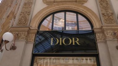 Milan, İtalya - 24.04.2024: Fendi vitrini Milan 'ın merkezindeki alışveriş galerisinde, Galleria Vittorio Emanuele, giyim mağazasının vitrini