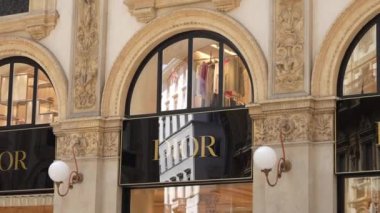 Milan, İtalya - 24.04.2024: Fendi vitrini Milan 'ın merkezindeki alışveriş galerisinde, Galleria Vittorio Emanuele, giyim mağazasının vitrini