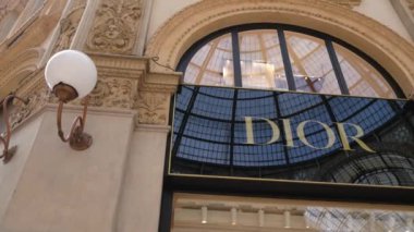 Milan, İtalya - 24.04.2024: Fendi vitrini Milan 'ın merkezindeki alışveriş galerisinde, Galleria Vittorio Emanuele, giyim mağazasının vitrini