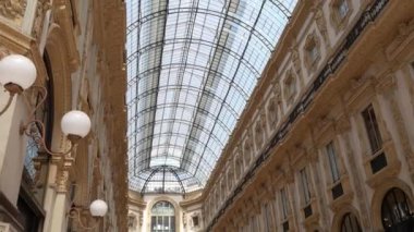 Milan, İtalya - 24.04.2024: Fendi vitrini Milan 'ın merkezindeki alışveriş galerisinde, Galleria Vittorio Emanuele, giyim mağazasının vitrini