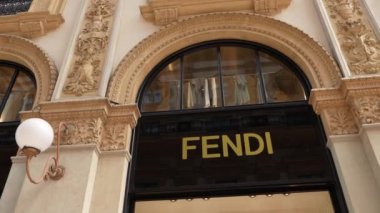 Milan, İtalya - 24.04.2024: Fendi vitrini Milan 'ın merkezindeki alışveriş galerisinde, Galleria Vittorio Emanuele, giyim mağazasının vitrini