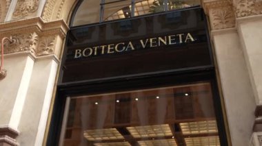 Milan, İtalya - 24.04.2024: Fendi vitrini Milan 'ın merkezindeki alışveriş galerisinde, Galleria Vittorio Emanuele, giyim mağazasının vitrini