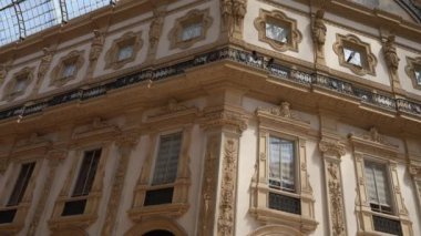 Milan, İtalya - 24.04.2024: Fendi vitrini Milan 'ın merkezindeki alışveriş galerisinde, Galleria Vittorio Emanuele, giyim mağazasının vitrini
