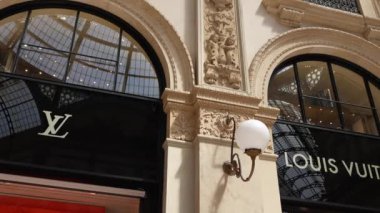 Milan, İtalya - 24.04.2024: Fendi vitrini Milan 'ın merkezindeki alışveriş galerisinde, Galleria Vittorio Emanuele, giyim mağazasının vitrini