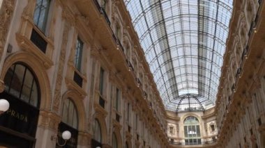 Milan, İtalya - 24.04.2024: Fendi vitrini Milan 'ın merkezindeki alışveriş galerisinde, Galleria Vittorio Emanuele, giyim mağazasının vitrini