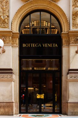 Milan, İtalya - 24.04.2024: Bottega Veneta vitrini Milan 'ın merkezindeki alışveriş galerisinde, Galleria Vittorio Emanuele, giyim mağazasının vitrini