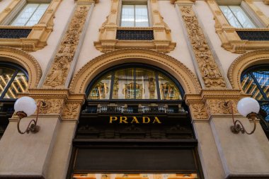 Milan, İtalya - 24.04.2024: Kadın giyim mağazasının vitrini olan Galleria Vittorio Emanuele, Milano 'nun merkezindeki alışveriş galerisinde bulunan Prada mağazası vitrini