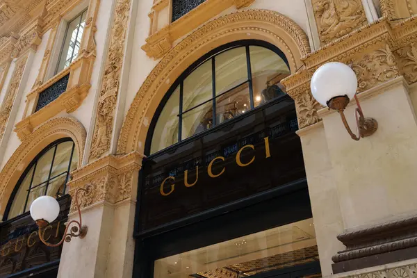 Milan, İtalya - 24.04.2024: Gucci sergisi, kadın giyim mağazasının vitrini olan Galleria Vittorio Emanuele 'nin Milano merkezindeki alışveriş galerisinde yer aldı