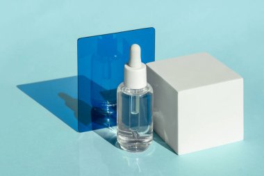 Tek renkli ışıkta akrilik blokta minimalist beyaz kozmetik tüp