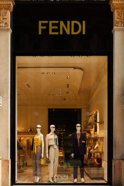 Milan, İtalya - 24.04.2024: Fendi vitrini Milan 'ın merkezindeki alışveriş galerisinde, Galleria Vittorio Emanuele, giyim mağazasının vitrini