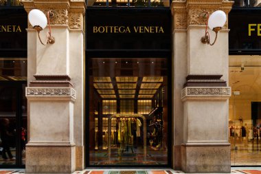 Milan, İtalya - 24.04.2024: Bottega Veneta vitrini Milan 'ın merkezindeki alışveriş galerisinde, Galleria Vittorio Emanuele, giyim mağazasının vitrini
