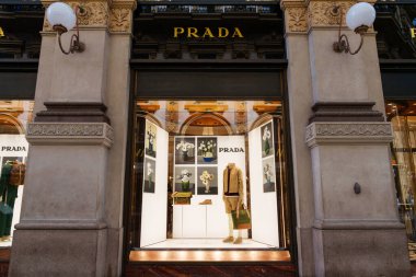 Milan, İtalya - 24.04.2024: Kadın giyim mağazasının vitrini olan Galleria Vittorio Emanuele, Milano 'nun merkezindeki alışveriş galerisinde bulunan Prada mağazası vitrini