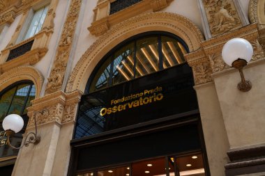 Milan, İtalya - 24.04.2024: Fondazione Prada Osservatorio sergisi Milano, Galleria Vittorio Emanuele 'nin merkezindeki alışveriş galerisinde yer aldı