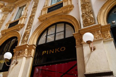 Milan, İtalya - 24.04.2024: Pinko sergisi Milano 'nun merkezindeki alışveriş galerisinde, Galleria Vittorio Emanuele, giyim mağazasının vitrini